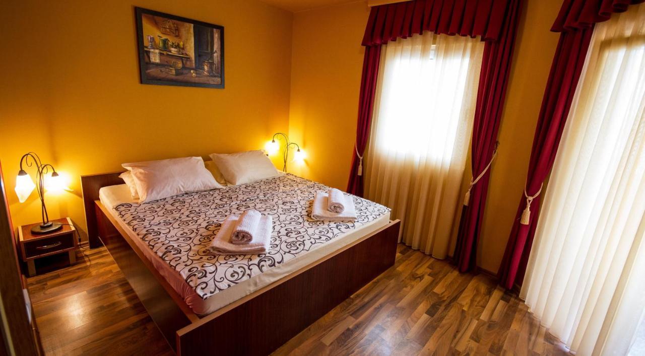 تيفات Apart Hotel Samardzic الغرفة الصورة