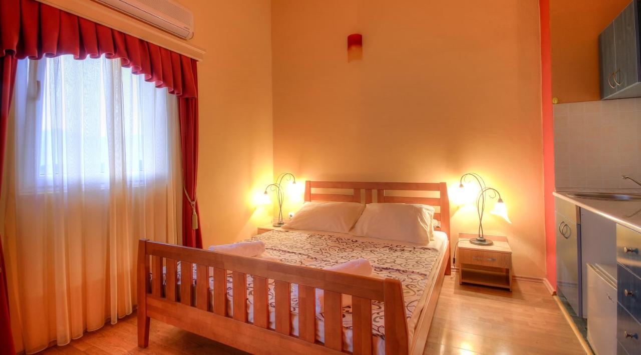 تيفات Apart Hotel Samardzic الغرفة الصورة